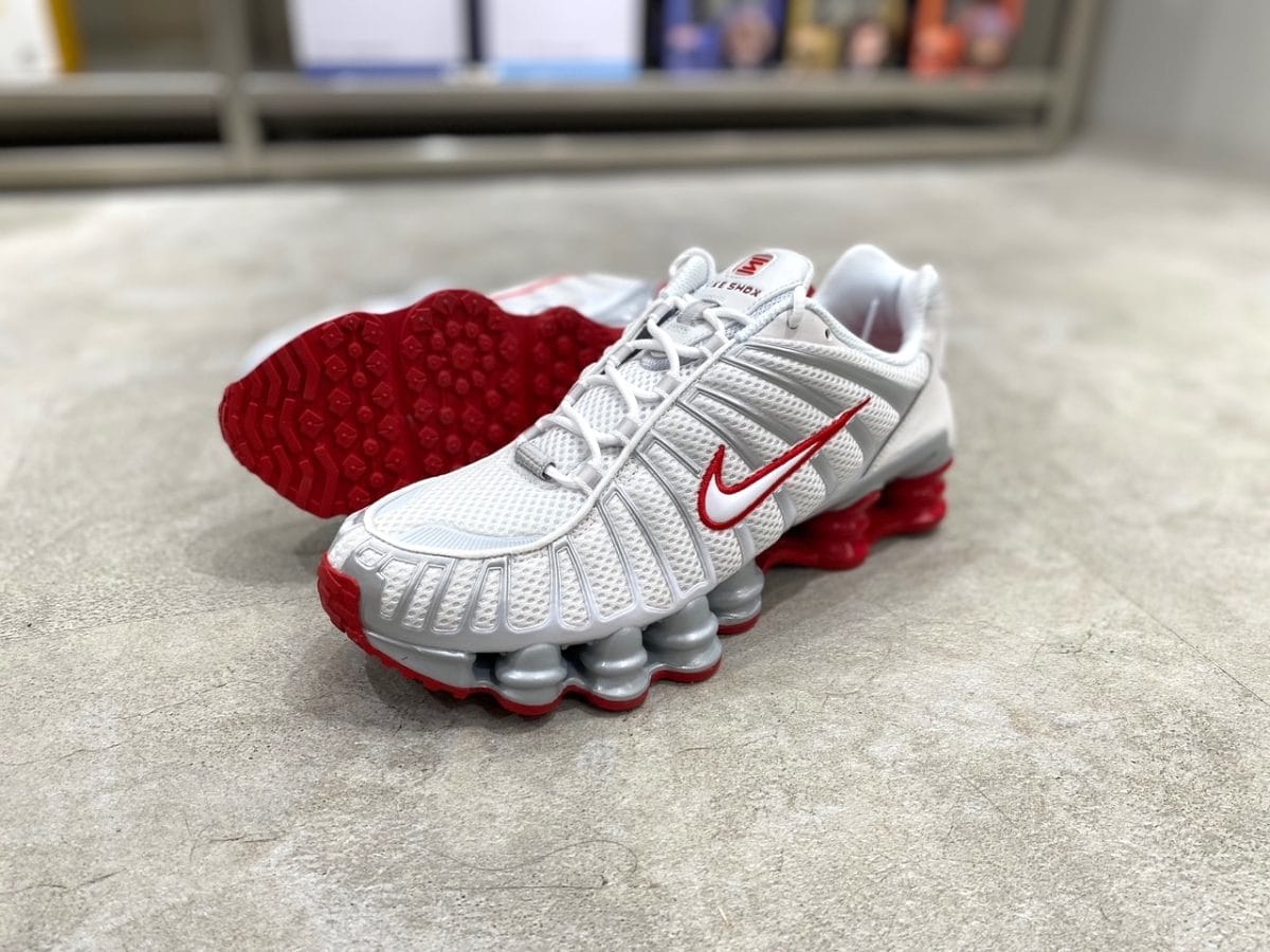 オリジナルをほぼ忠実に再現…「ナイキ ショックス TL」が新カラーで