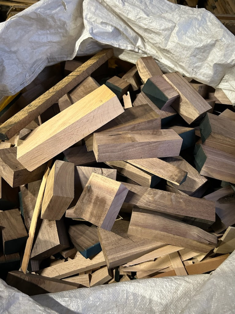 引取り可能な方のみ!!!】薪 広葉樹混ぜこぜ 500kg超 – 木活クラブ