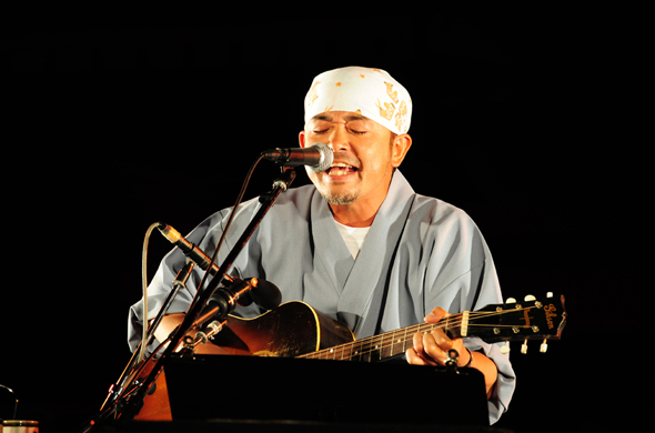 日本三景のひとつ宮島。その厳島神社で行われた奥田民生ひとり股旅