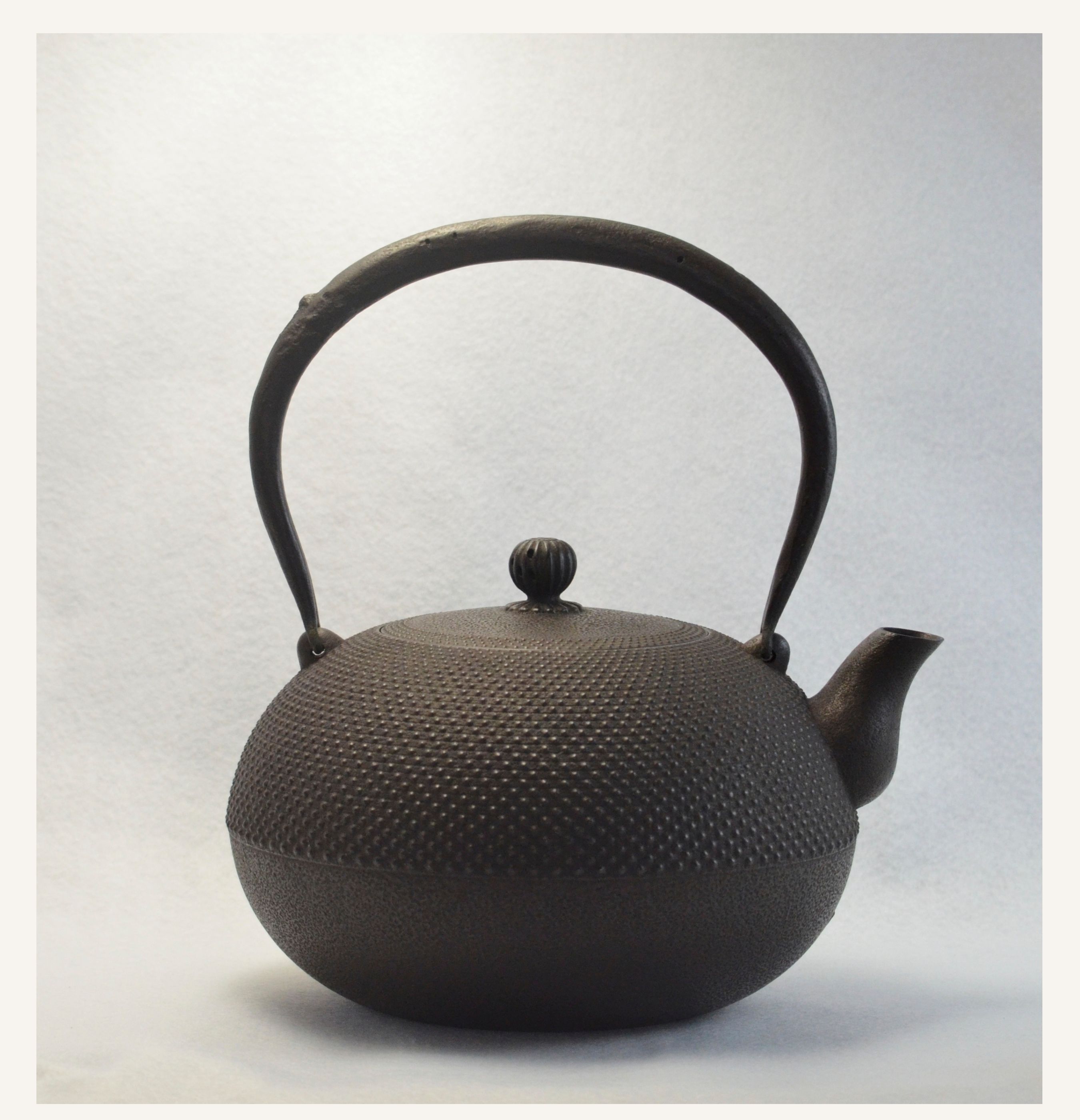 霰姥口玉形鉄瓶 ｜田山鐵瓶工房 職人歴55年の伝統工芸南部鉄瓶