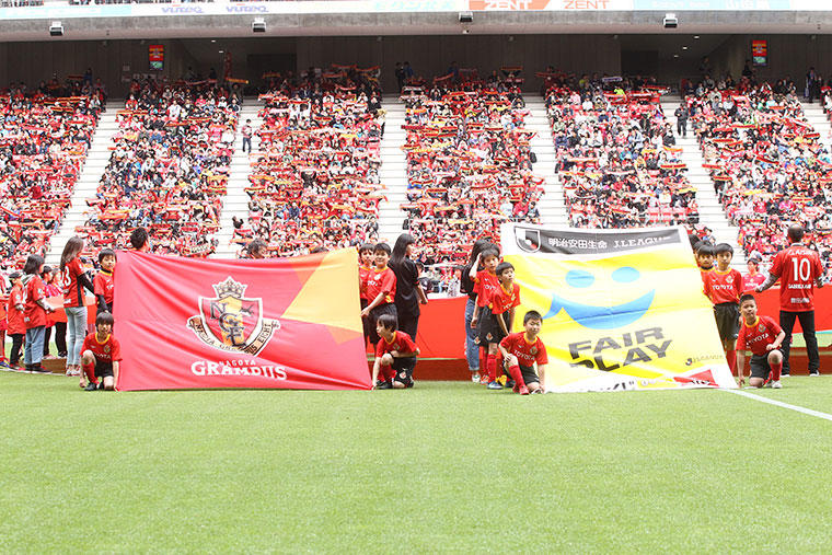 憧れのピッチへ！試合前にフラッグを掲げて入場しよう！ ※事前募集