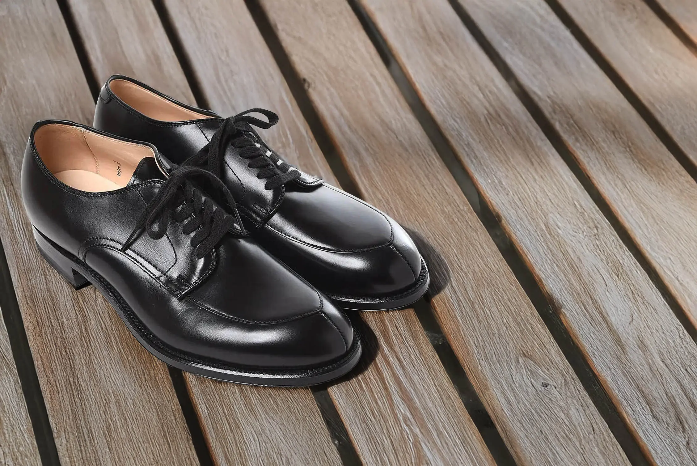 名作ダービー】オールデン 54411 Vチップ モディファイド カーフ ブラック