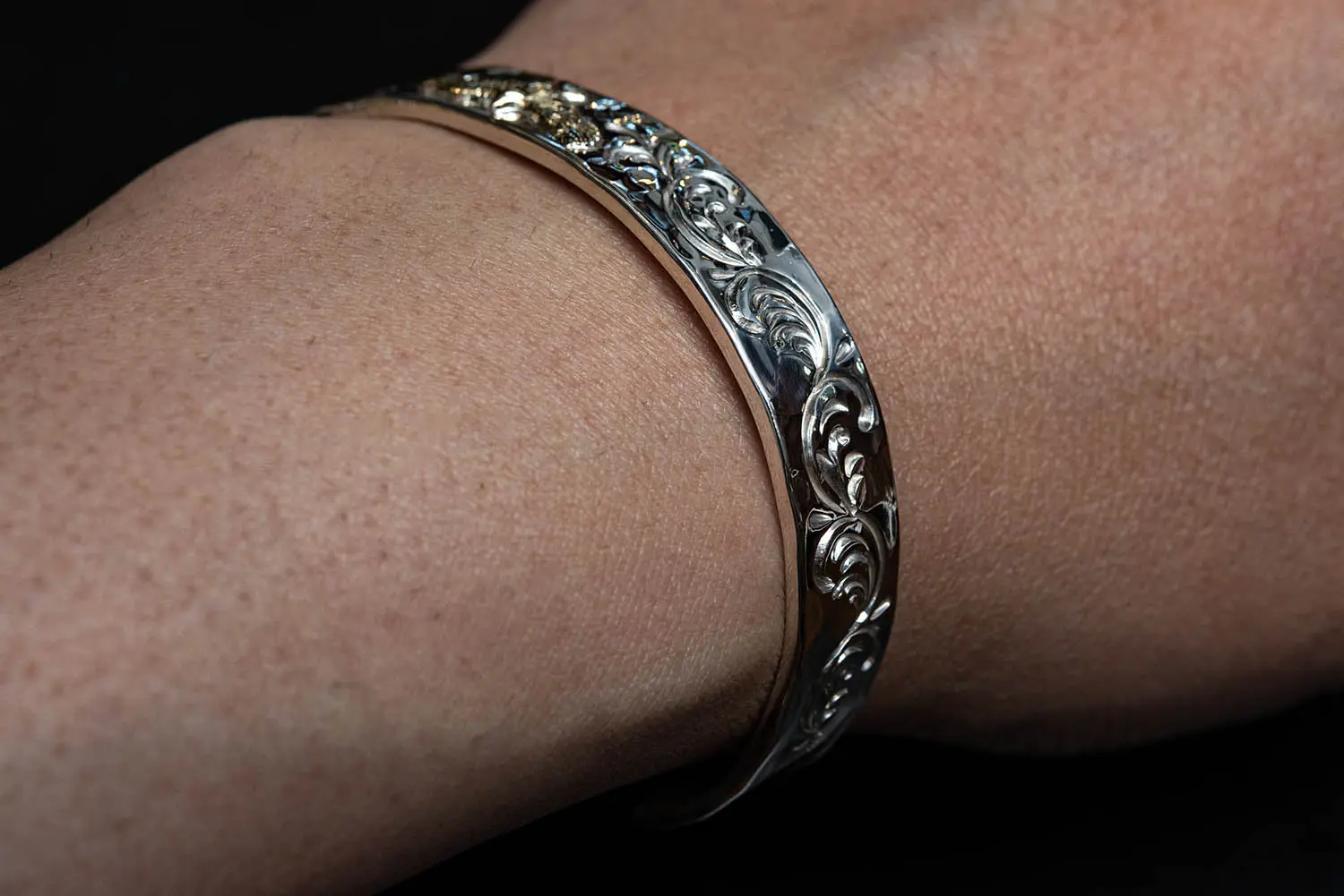 HIDEO MOTOIKE BG-03 K18イーグルメタル付唐草槌目平打ちバングル