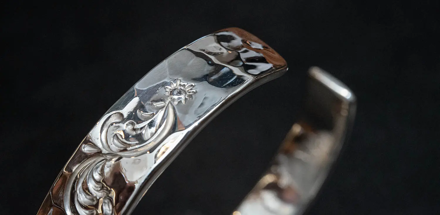 HIDEO MOTOIKE BG-03 K18イーグルメタル付唐草槌目平打ちバングル