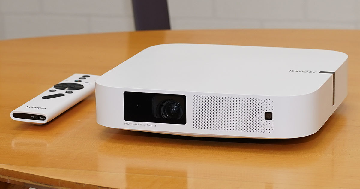 薄くて白いスマートプロジェクター「XGIMI Elfin」 | マイナビニュース