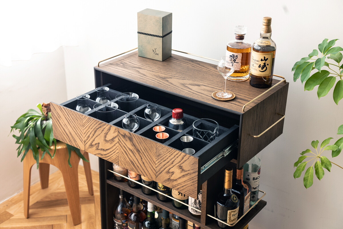 自宅に本格的なウイスキーサロンを - 最大42本のボトル収納ワゴンが