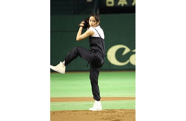 画像3 / 17＞石原さとみが始球式で“プチ・トルネード”投法を披露