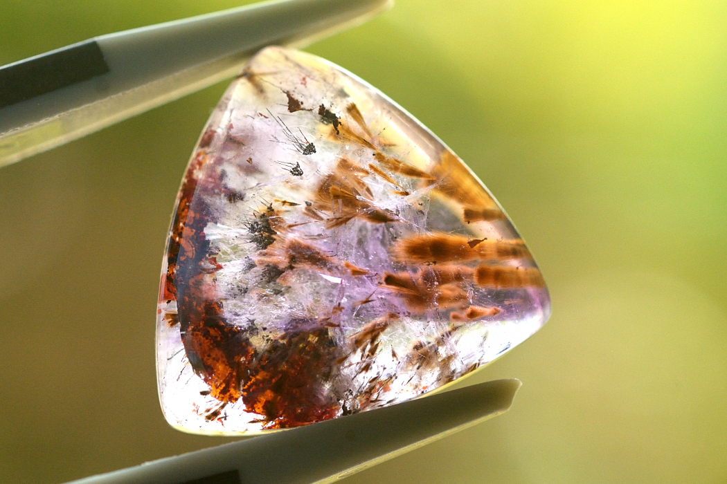 カコクセナイト in アメジスト【10】ルース・カボション（14.5×15mm）