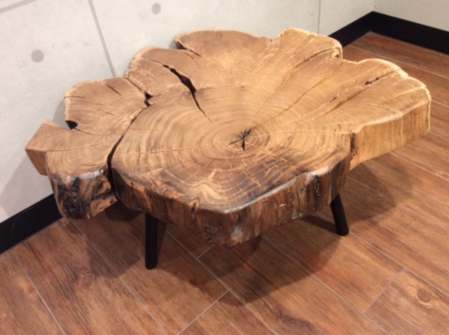 一枚板のコーヒーテーブルは、ライブ感いっぱい - バイヤーズブログ