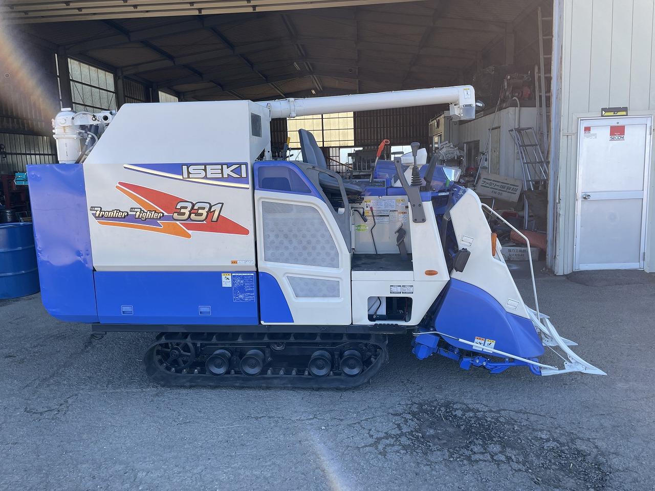 イセキ コンバイン HF325G 3条刈 キャビン 25馬力 自動水平 キャビンの