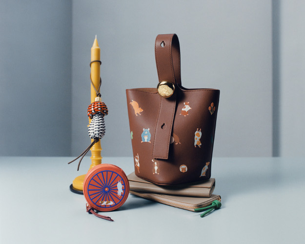 ロエベのホリデーコレクション、スナ・フジタのクジラやハムスターを