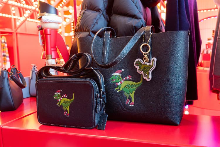 スケートする可愛い恐竜入りのバッグ＆ウェアが東京ミッドタウンで先行