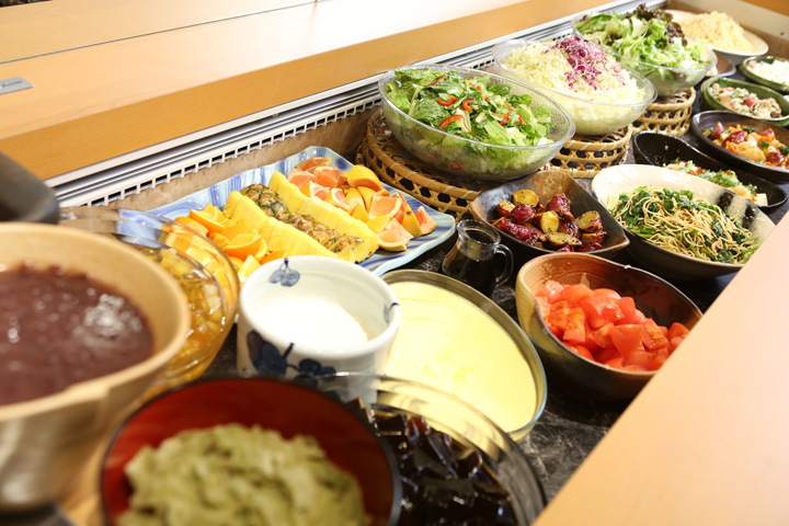 どうしてサラダバーの上にカメラが!? 新鮮な野菜を提供するための、お