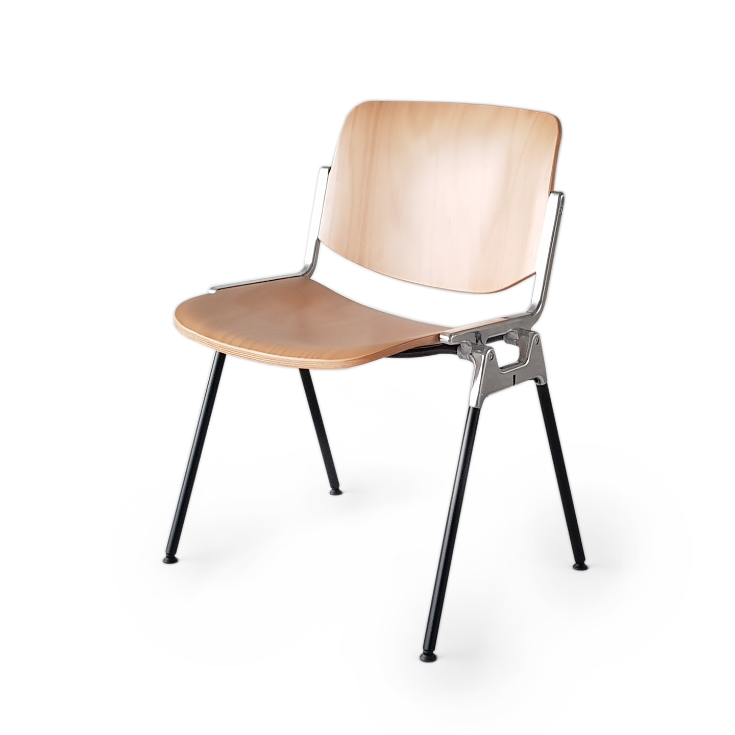 アルミと成形合板を組み合わせたかつてカステリチェアと呼ばれたジャン