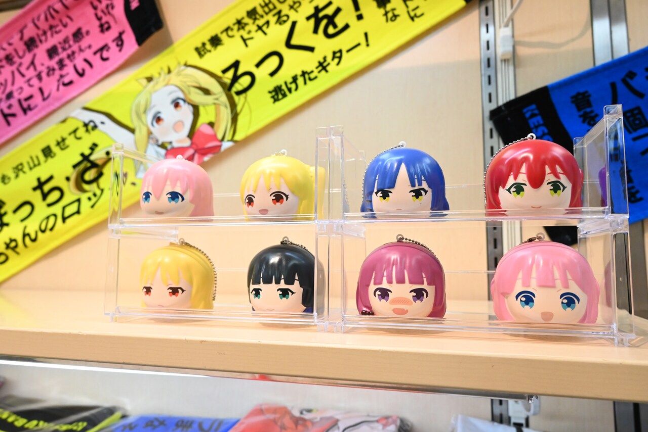アニメ『ぼっち・ざ・ろっく！』展」で販売されるグッズ。 [画像・動画