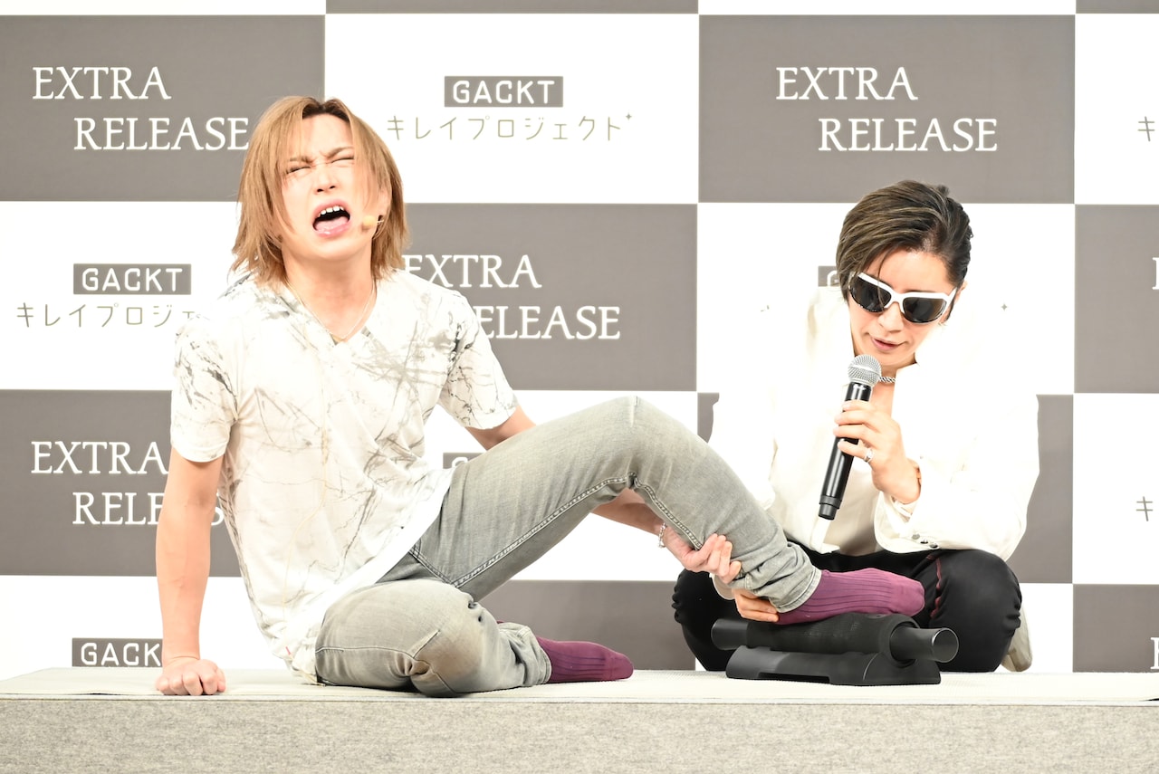GACKT直伝ストレッチで「業界で一番体の硬い後輩」鬼龍院翔の柔軟性が