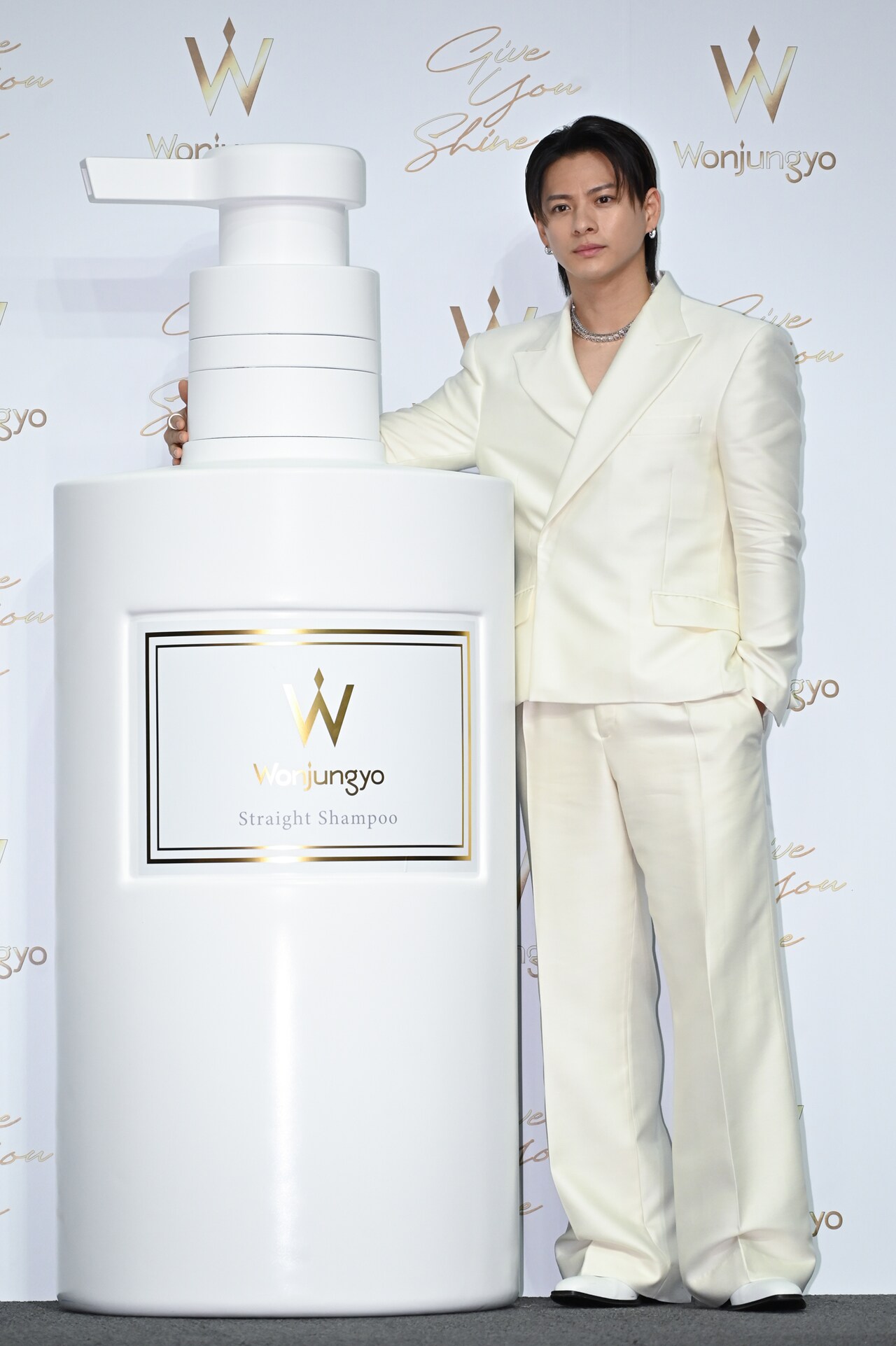 左からWonjungyo Hair巨大ボトル、平野紫耀。 [画像・動画ギャラリー 2