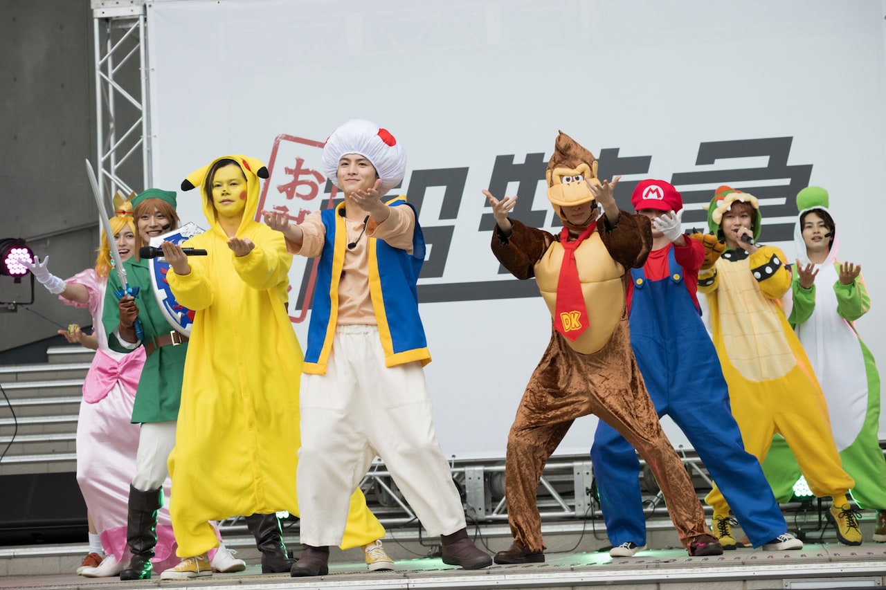 仮装した姿で「My Buddy」を披露する超特急。（撮影：深野輝美） [画像