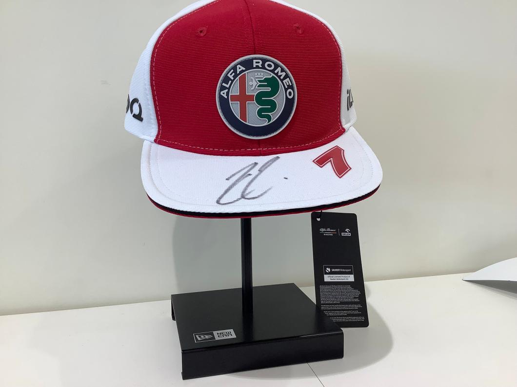 伝説の元F1ドライバー、キミ・ライコネン サイン入りキャップ