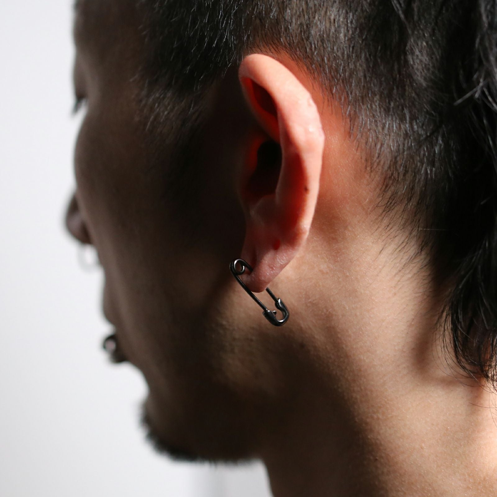 J-PI029-BK)安全ピンダイヤモンドピアスS-ブラック/片耳｜アクセサリー