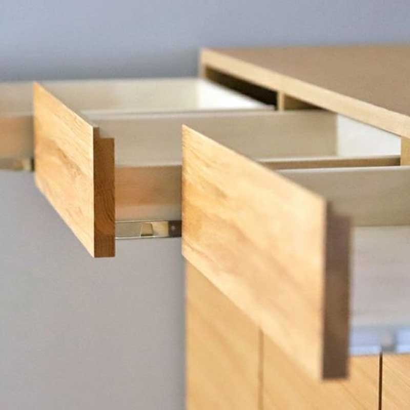 日本製】レッチェ 幅134センチキャビネットは色々な物を見せない収納