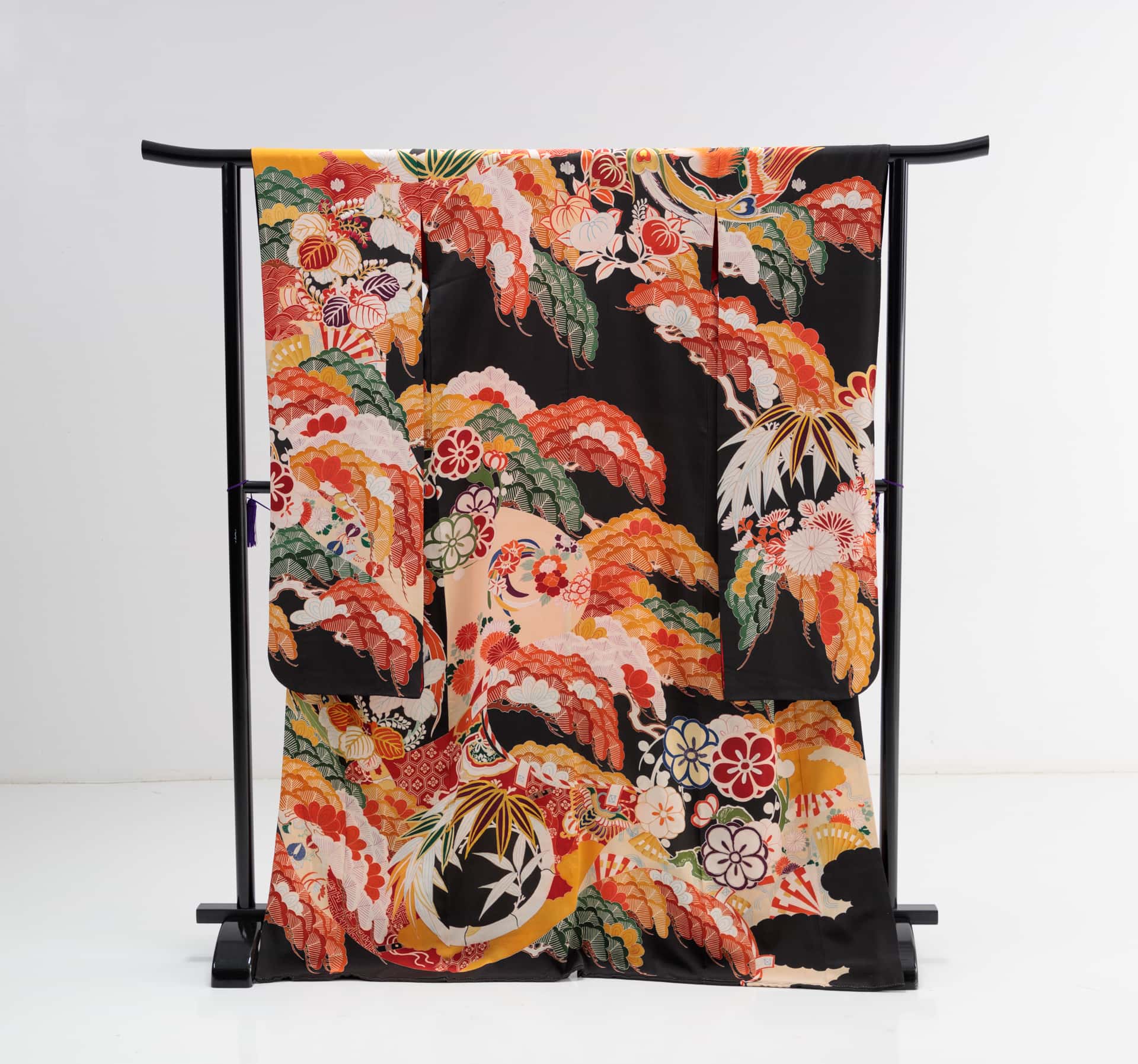 松と花丸文に鳳凰の黒振袖 | F-002 - OKADA PHOTOGRAPH