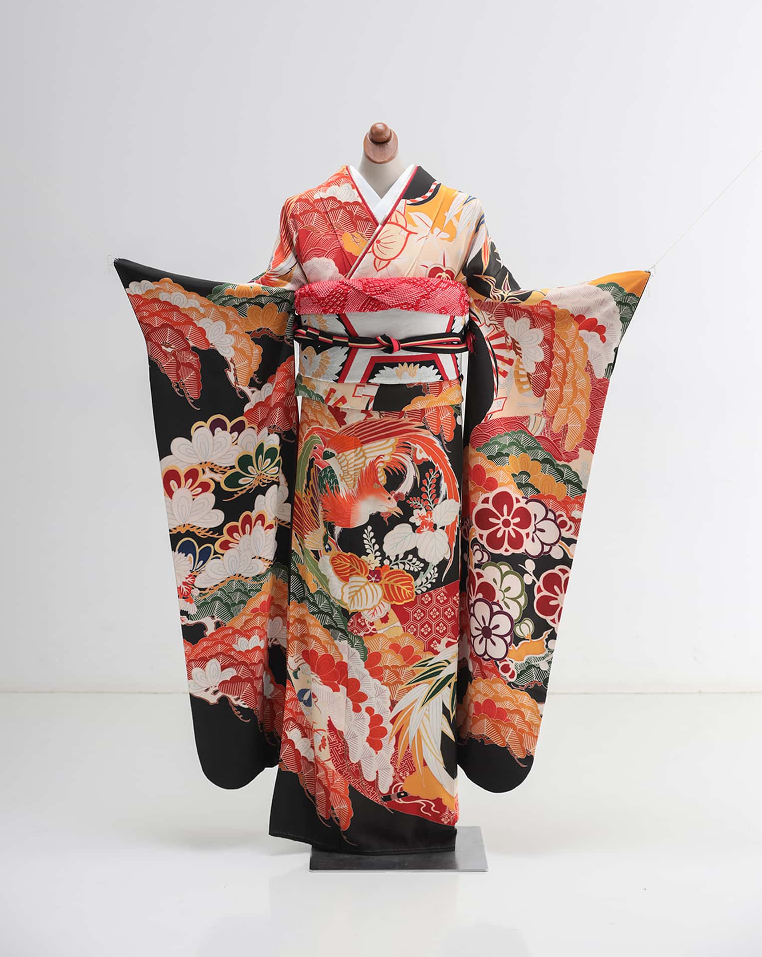 松と花丸文に鳳凰の黒振袖 | F-002 - OKADA PHOTOGRAPH