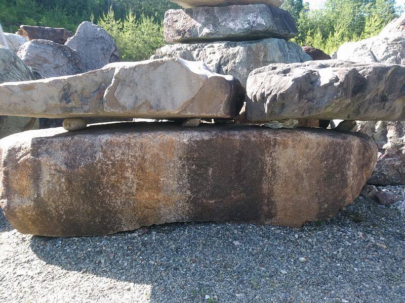 鞍馬石 - 日本銘石で京都七石の一つでモダンな現代庭にも合う庭石