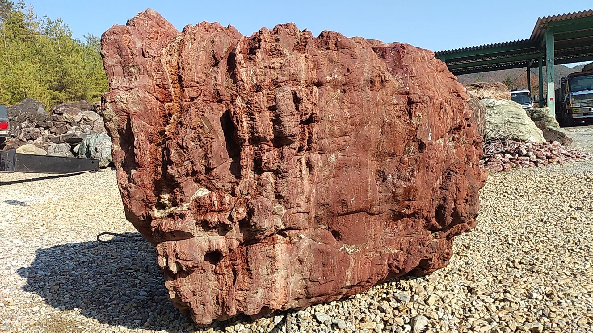 佐渡赤石 - 人の目を惹きつける深紅の稀少な赤石