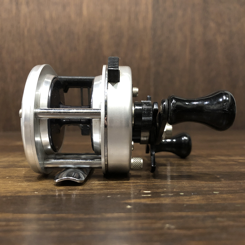 Abu Ambassadeur 1000 Silver Bait Casting Reel 820500 アブ