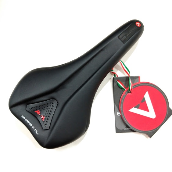 astvte サドル ブラック/レッド 箱付き 【公式通販】