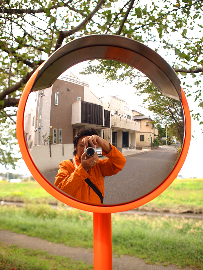 オレンジのカーブミラーと私 今日のオレンジ（81）: サカガミタカオの