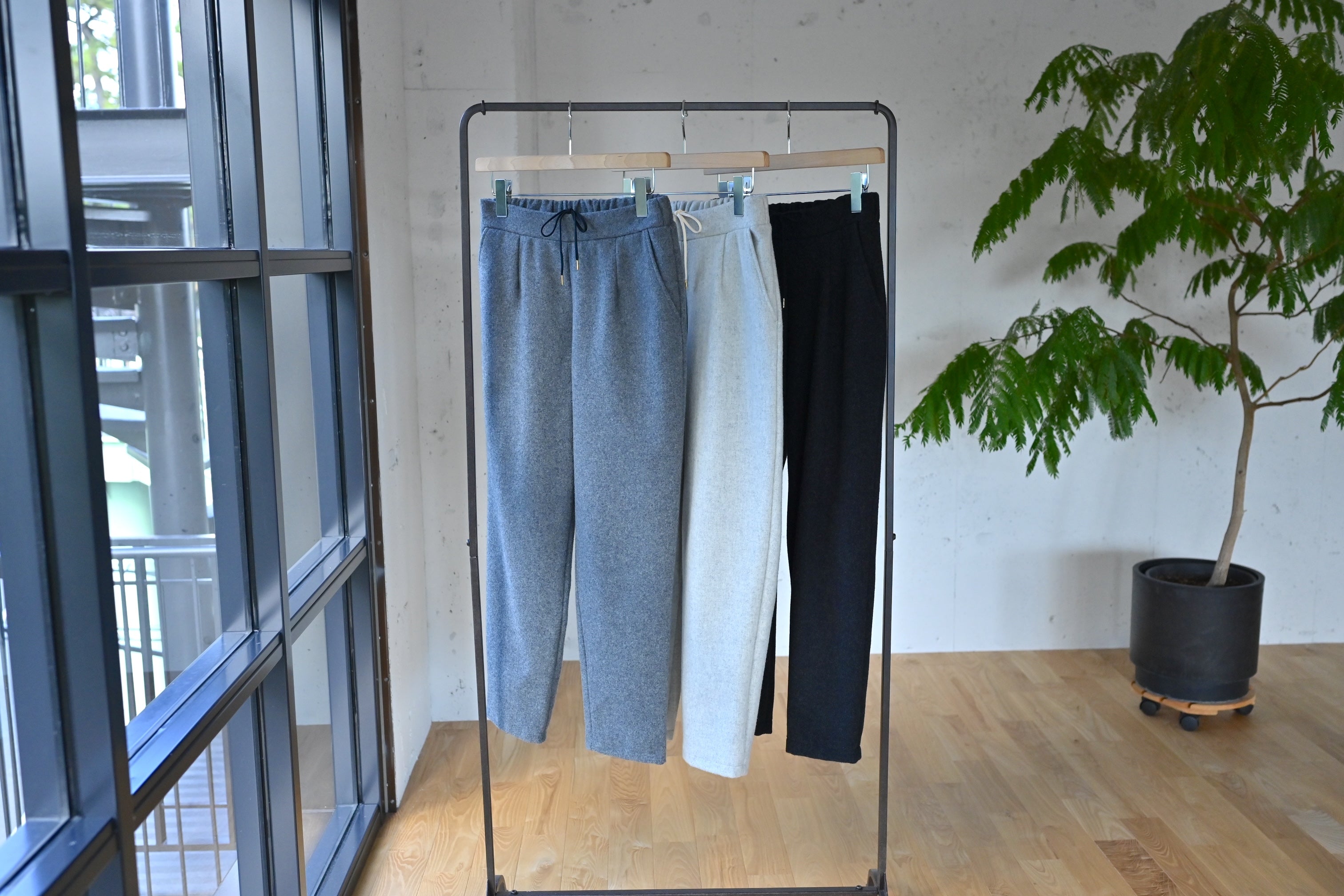 ウール素材のテーパードパンツ – OURHOME