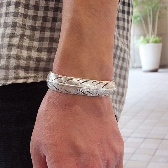 INDIAN JEWELRY】 HARVEY CHAVEZ作 フェザーシルバーバングルを通販