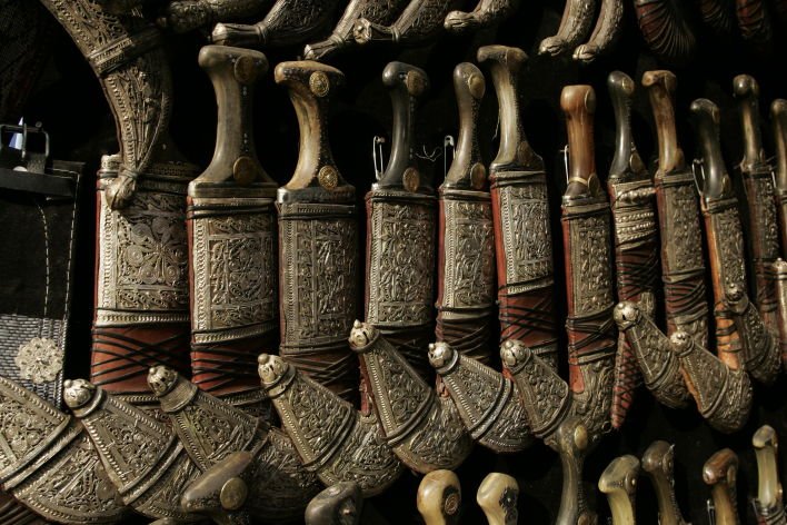 イエメンから。首都サナアの雑貨屋さんで売っていた短剣「ジャンビーヤ