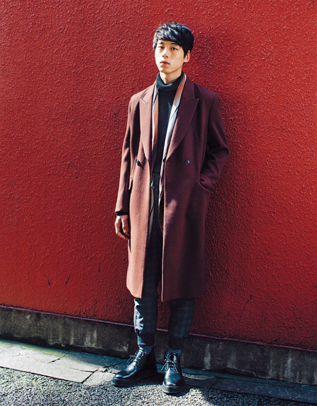 坂口健太郎、「ポール・スミス」の新作ロングコートを着る。このコート