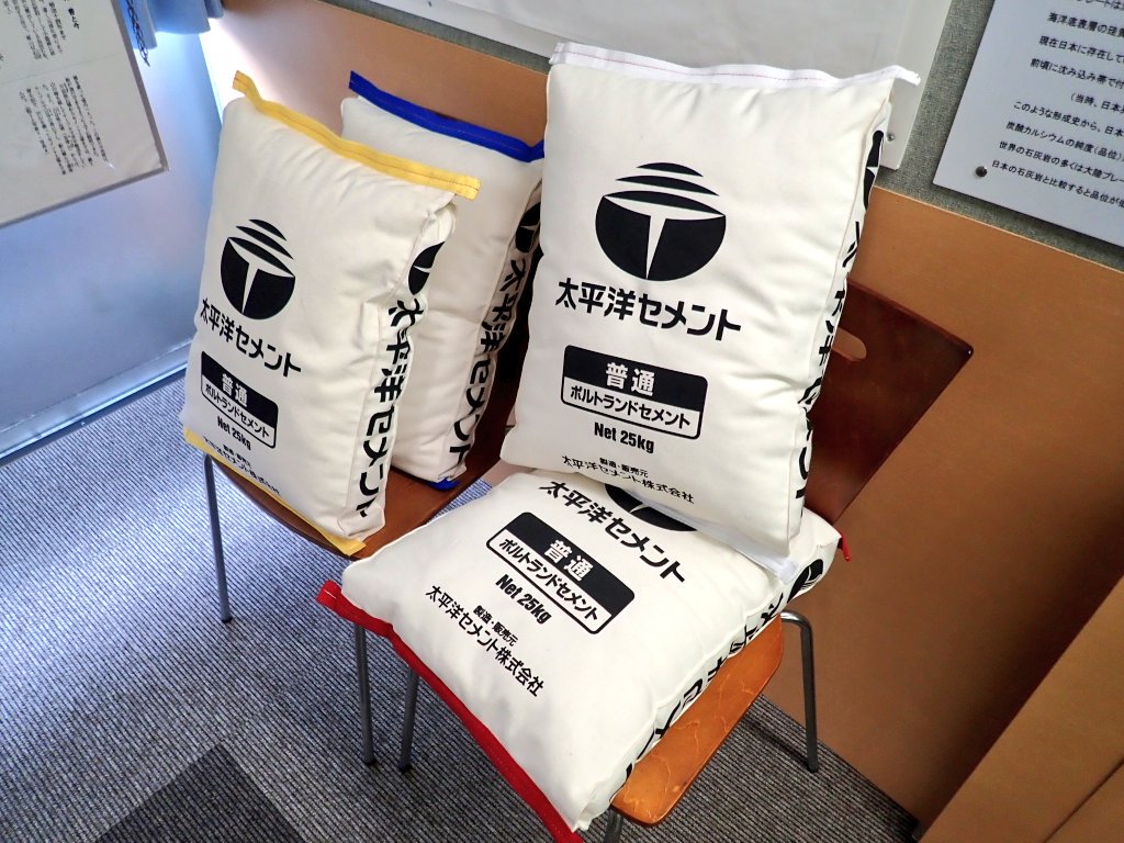 太平洋セメントにはセメント袋風クッションがあるようだ。これは販売す
