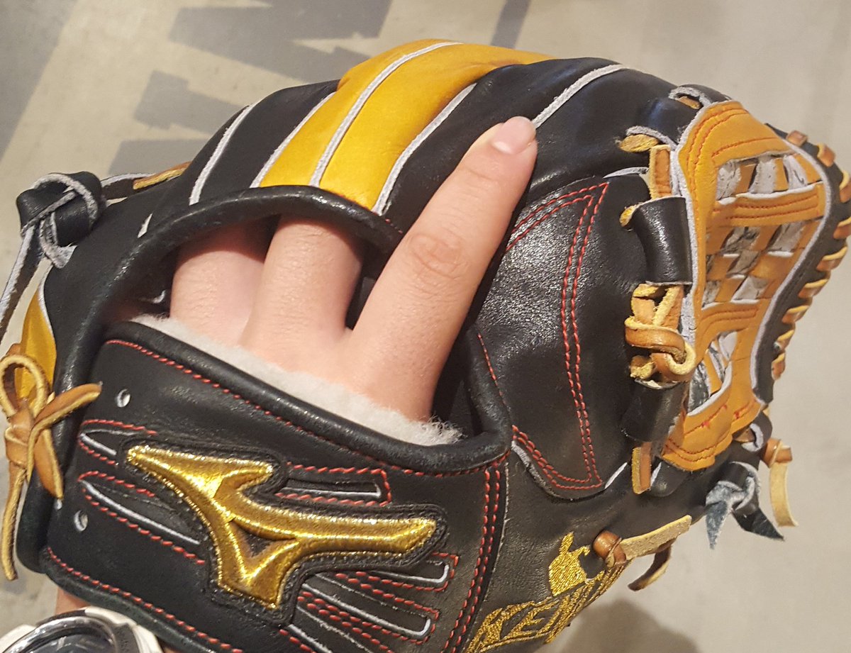 今宮健太実使用グローブ（ミズノ）と 松井稼頭央実使用グローブ（NIKE）