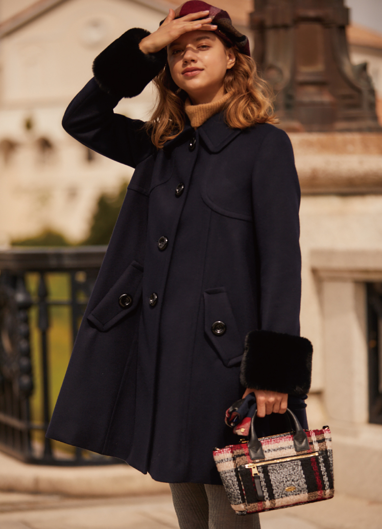 テントラインのシルエットと袖についたボリューミーなエコファーが