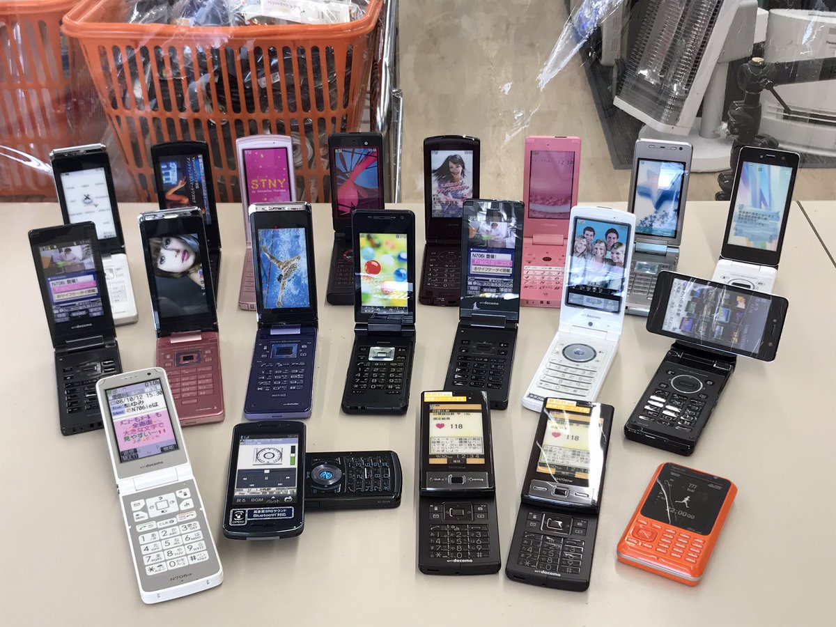 時代を彩ったガラケーの店頭展示見本-モックアップ-です。 カラフル