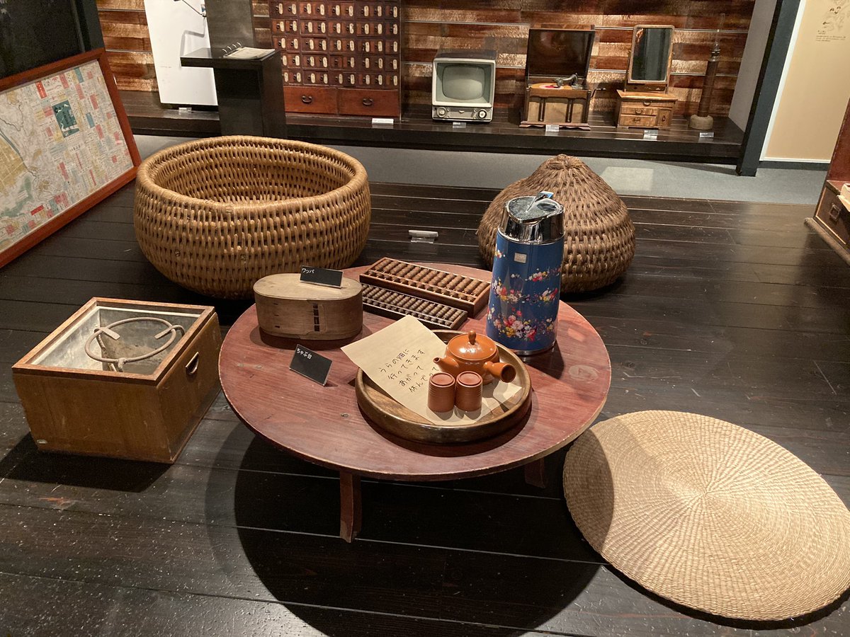 ちゃぶ台と家族団らん ちゃぶ台は、明治時代の中頃より使用されるよう