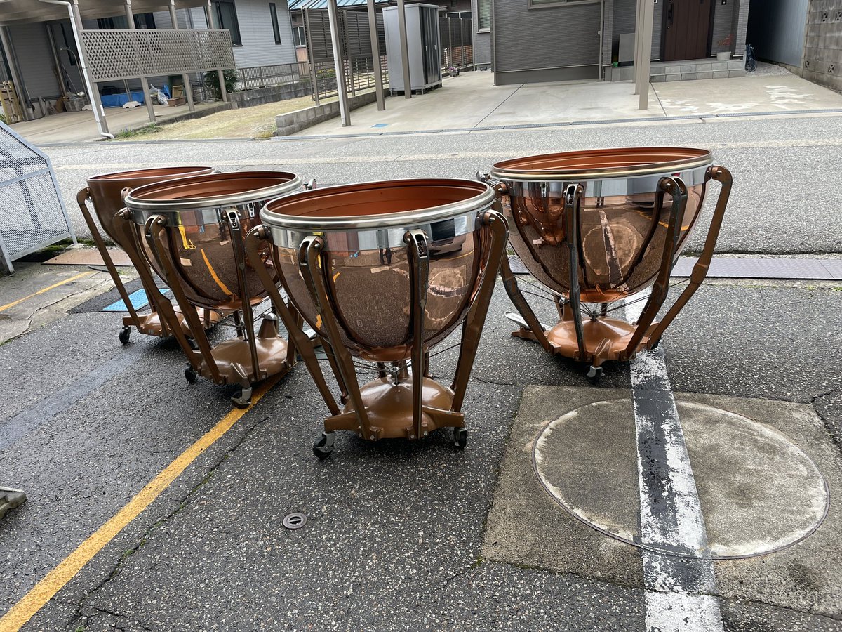 中古ティンパニ ラディック4台1セット、只今クリーニング中〜。この