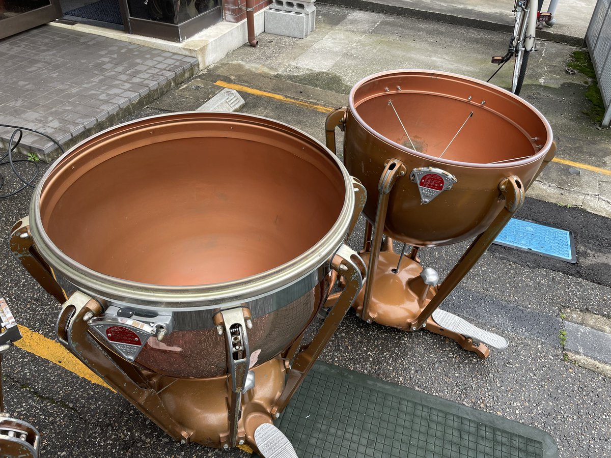 中古ティンパニ ラディック4台1セット、只今クリーニング中〜。この