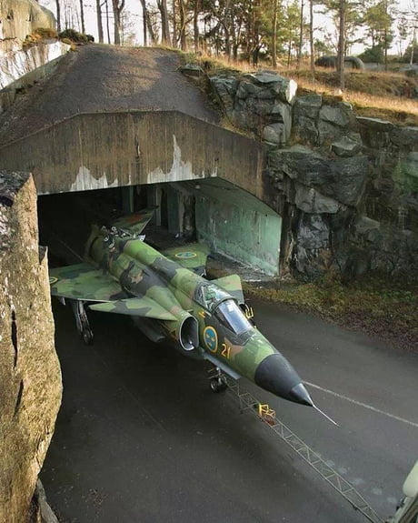 主な基地の滑走路の位置は隠しようがないので、「開戦時の一撃」で全滅