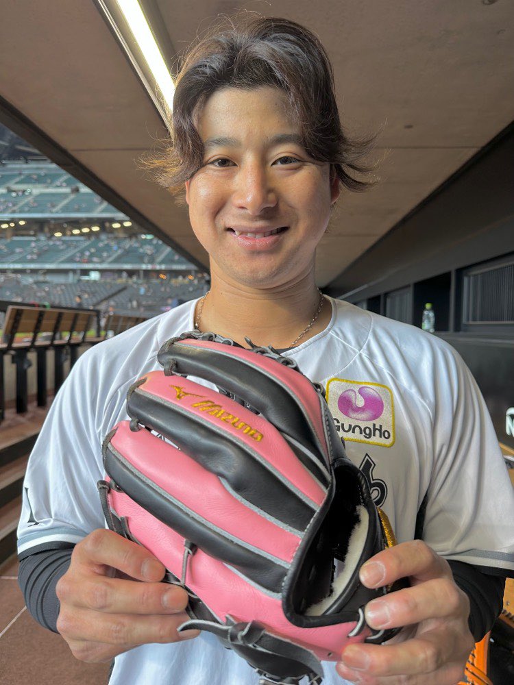 ピンクグローブとYUDAI FUJIOKA選手。 #chibalotte #広報 #藤岡裕大