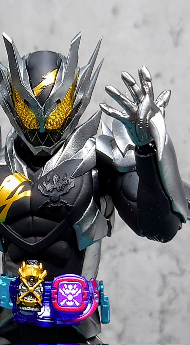 好みの色で仮面ライダーリバイス、サンダーゲイルを改造しました