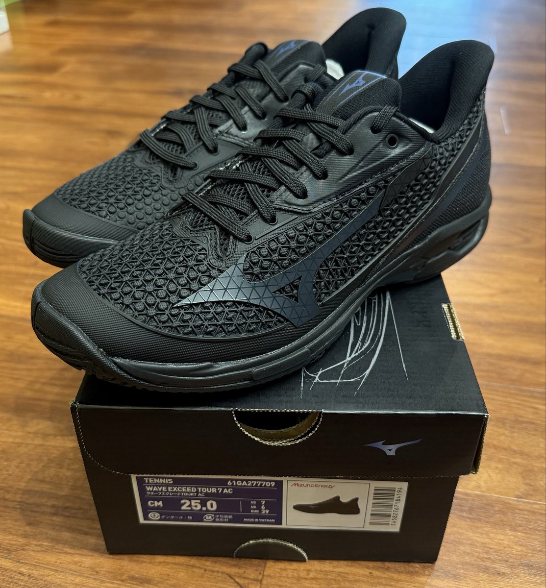 ミズノ から なんと、、、、 全世界で777足で限定の 新作ウェーブ