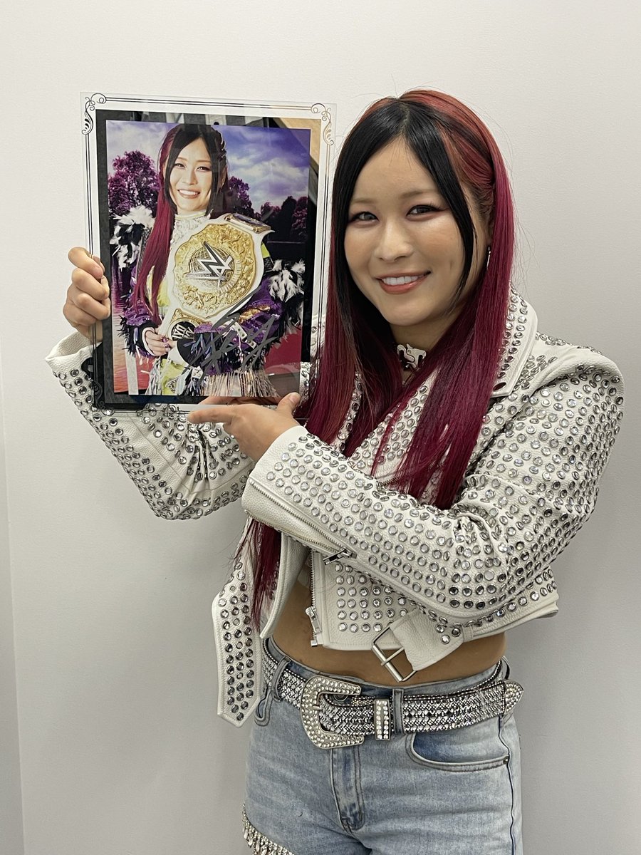 イヨ・スカイ WWE マリーゴールド サイン入りポートレート写真フレーム