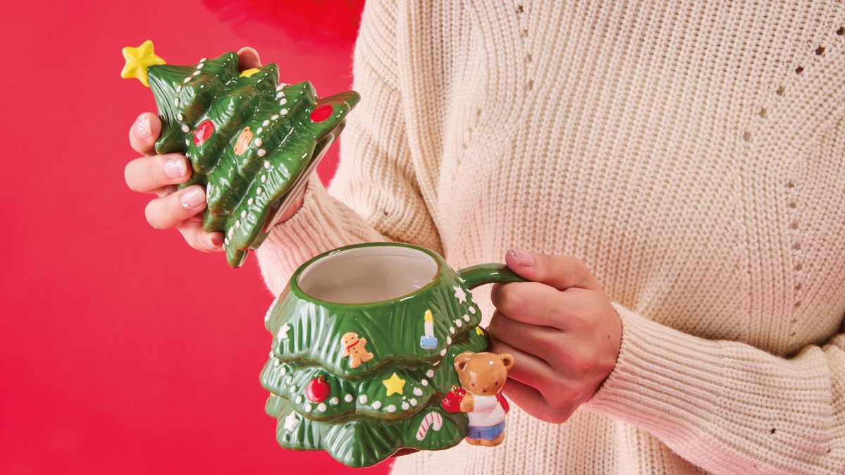 クリスマスツリー型のホリデーマグ🎄 上部分は蓋になっているので