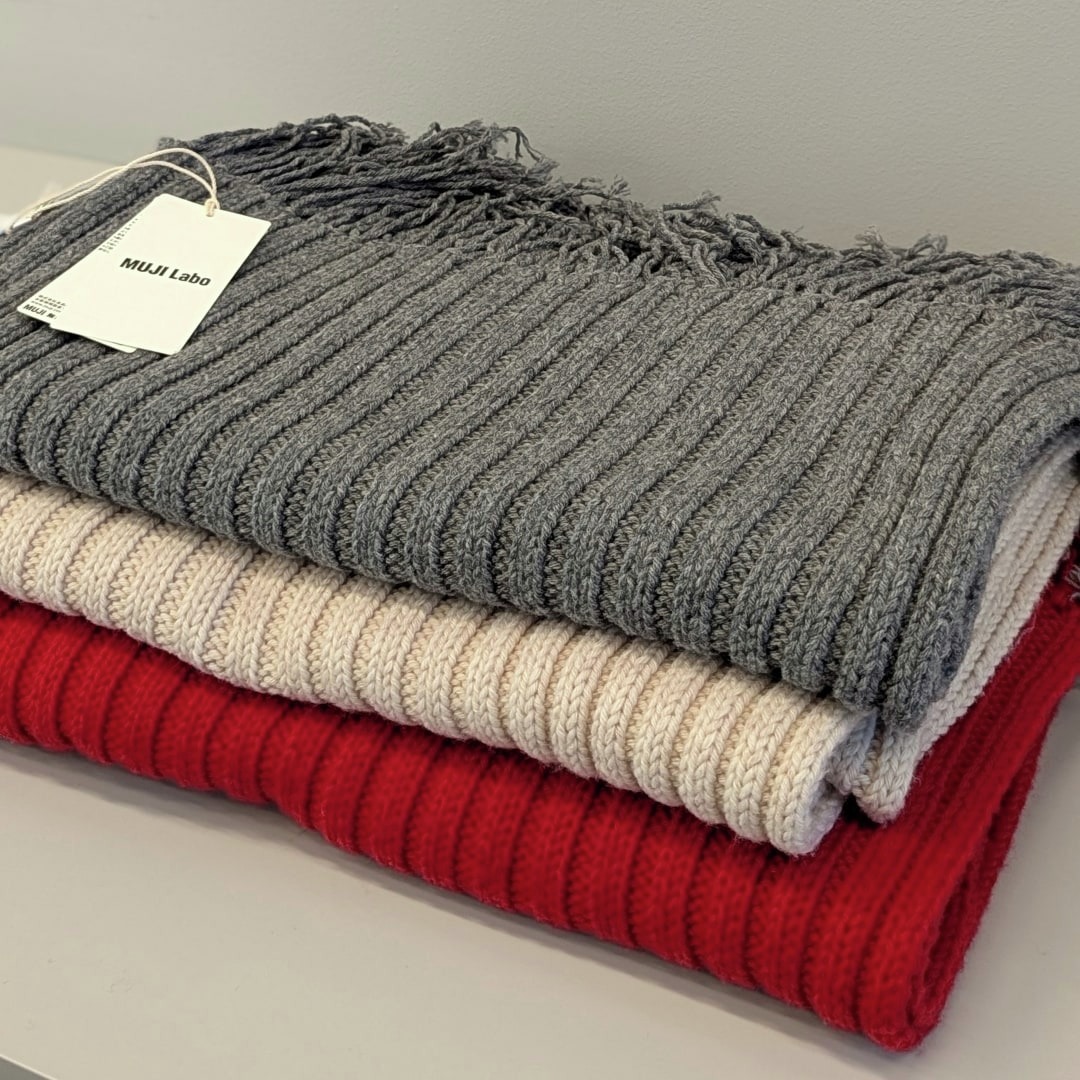 MUJI Labo』のウール100％でつくったストールは、大きめのサイズで